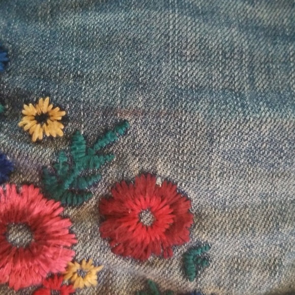 SOLD!!!GAP Floral Embroidered Jean Shorts - Picture 8 of 8
